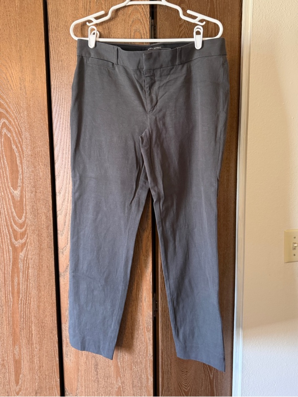 Banana Republic Straight-Leg Pants in Charcoal Gray